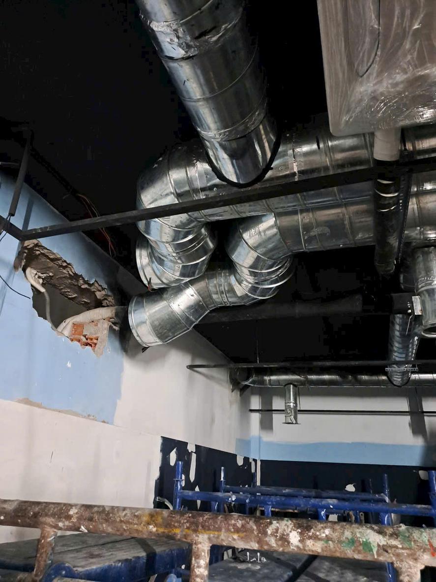 Hệ thống chụp hút mùi inox chuyên nghiệp được lắp đặt tại một nhà hàng.