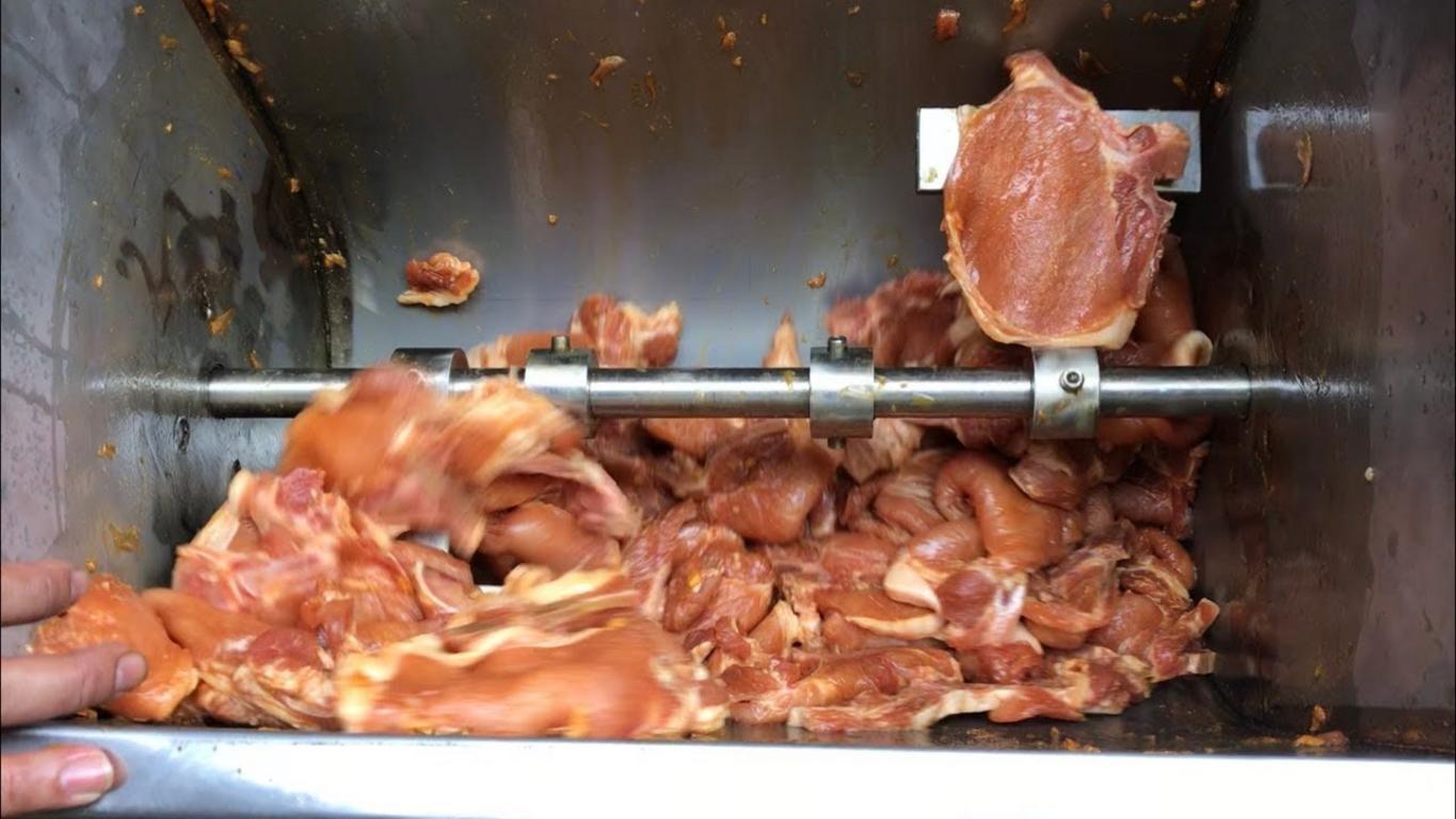 Máy trộn thịt công nghiệp giúp tự động hóa quy trình, tiết kiệm nhân công và đảm bảo chất lượng sản phẩm đồng đều.