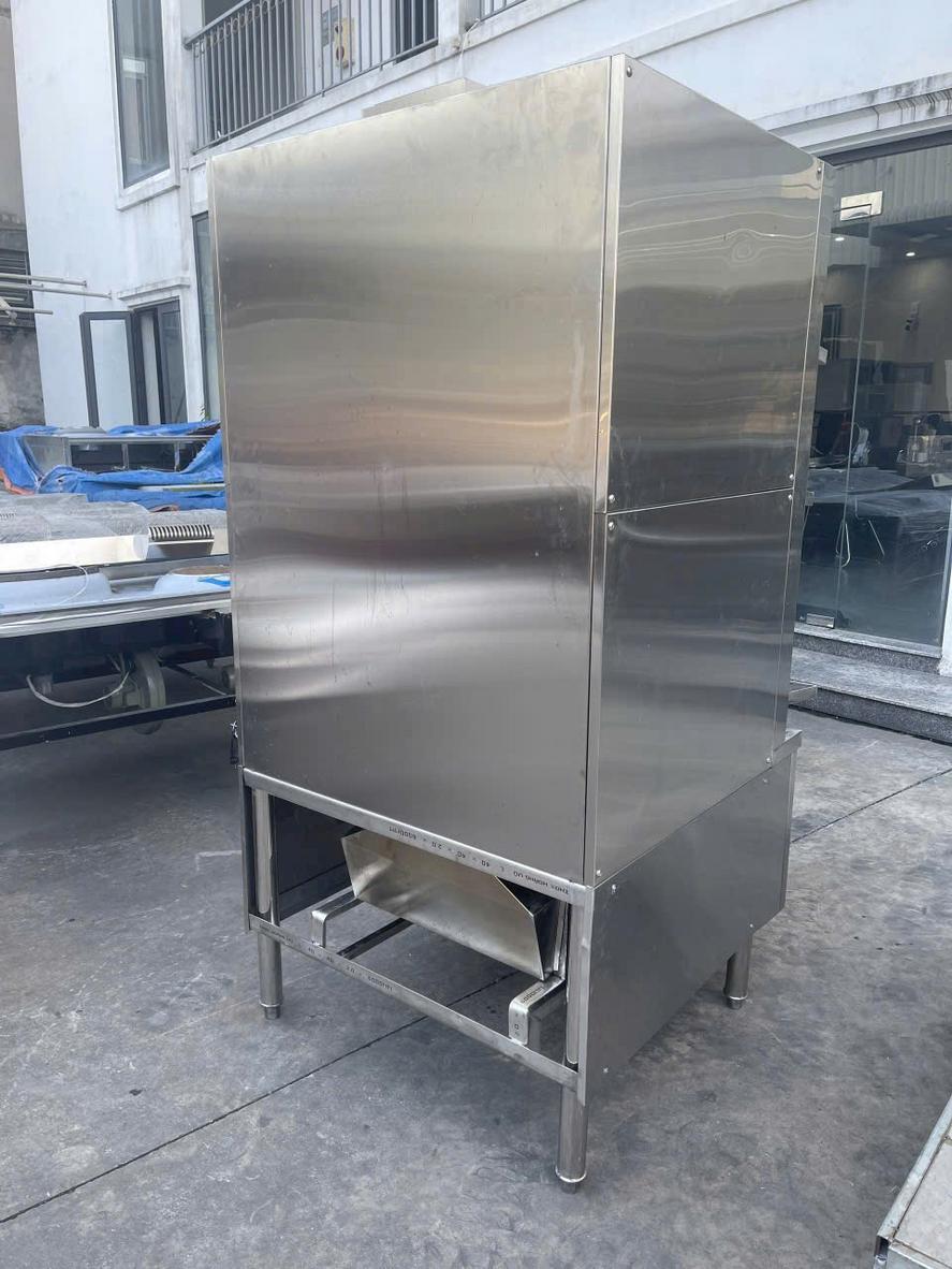 Một tủ hấp hải sản inox 3 tầng đang hoạt động trong bếp nhà hàng chuyên nghiệp.