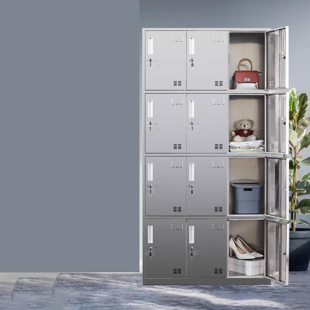 Tủ quần áo inox mạ PVD vàng kết hợp cánh kính cường lực, một biểu tượng của sự sang trọng hiện đại.