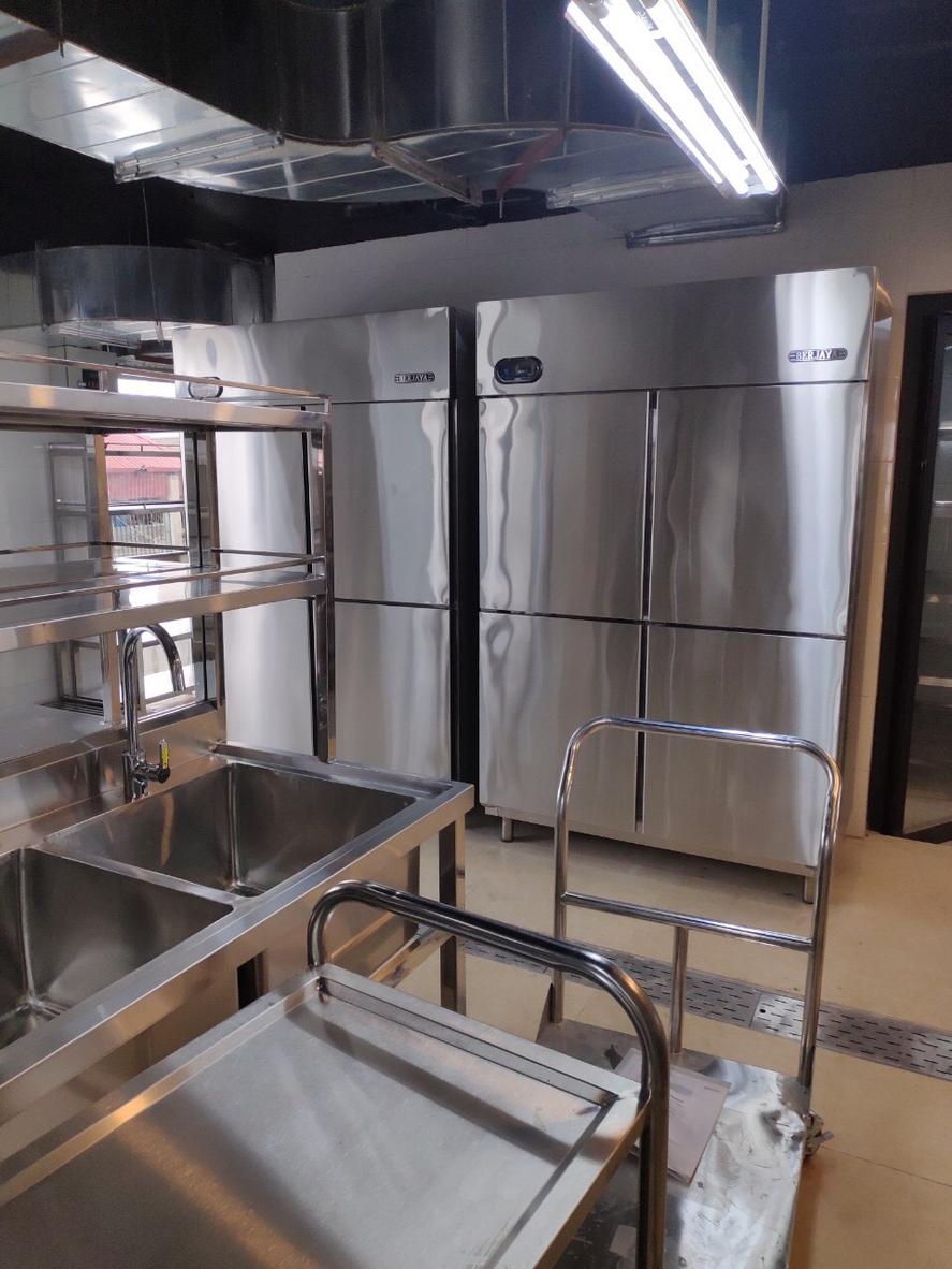 Hình ảnh tổng quan một chiếc tủ nửa đông nửa mát 4 cánh trong không gian bếp công nghiệp.