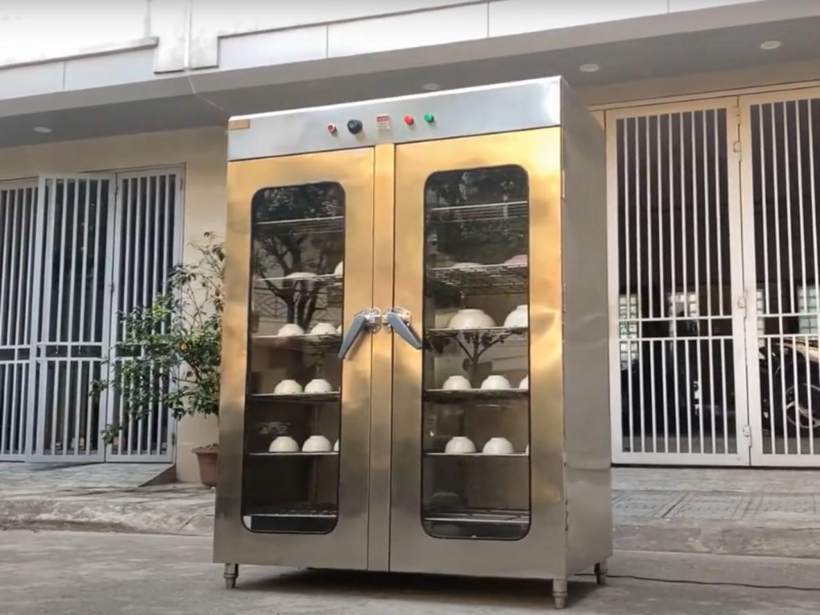 Tủ sấy bát công nghiệp Cơ Khí Hải Minh lắp đặt tại bếp ăn nhà máy, đảm bảo vệ sinh cho hàng ngàn suất ăn.