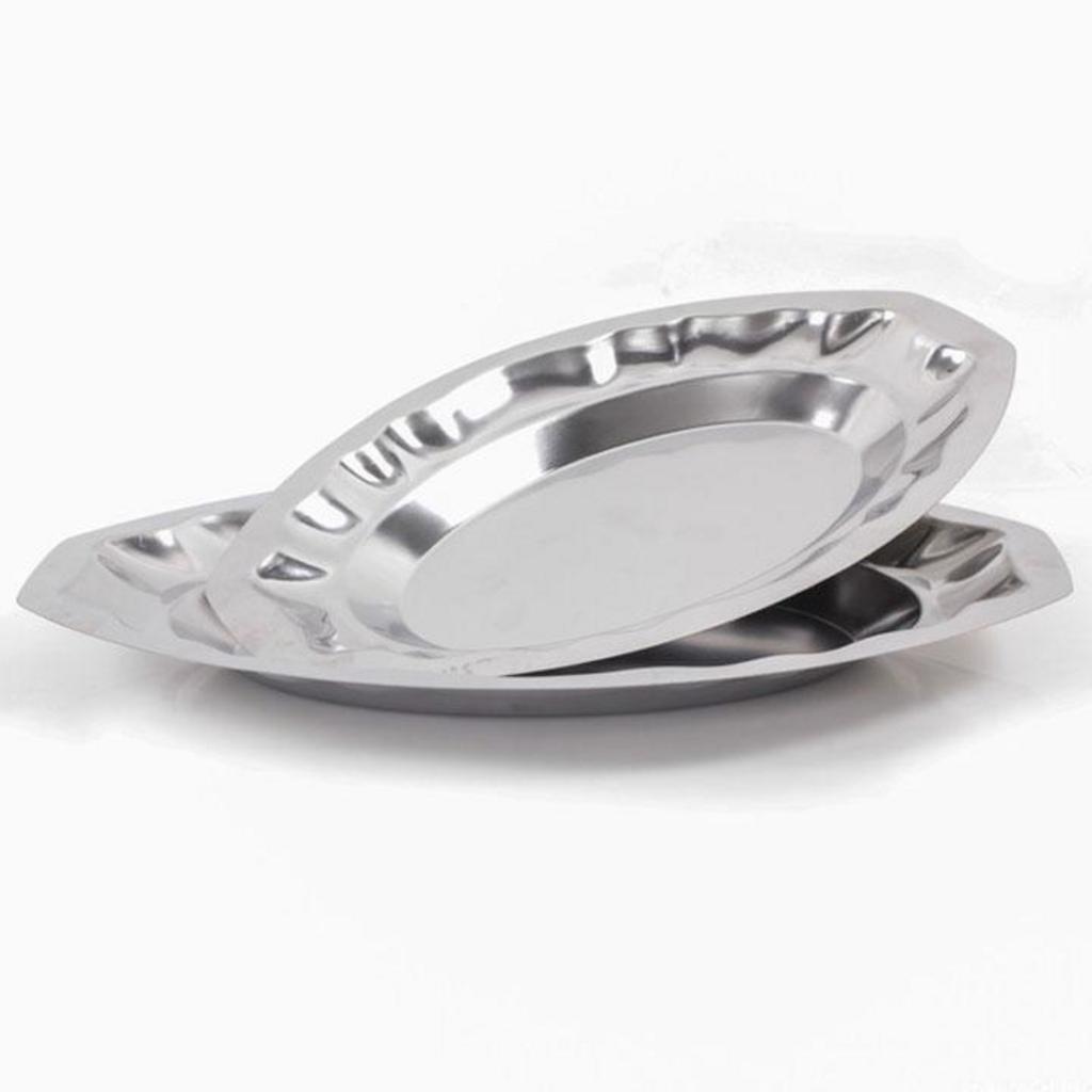 Nhân viên kỹ thuật đang tư vấn cho khách hàng về các loại khay hấp khác nhau tại showroom.