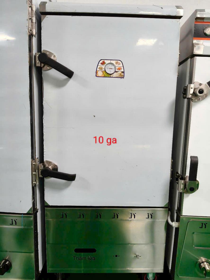 Nhân viên kỹ thuật đang tư vấn cho chủ nhà hàng về cách chọn số khay của tủ hấp.