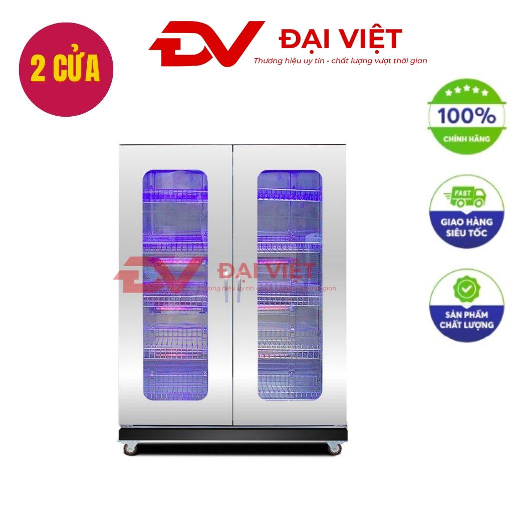 Chuyên viên kỹ thuật đang đo đạc mặt bằng bếp để tư vấn dung tích tủ sấy phù hợp.