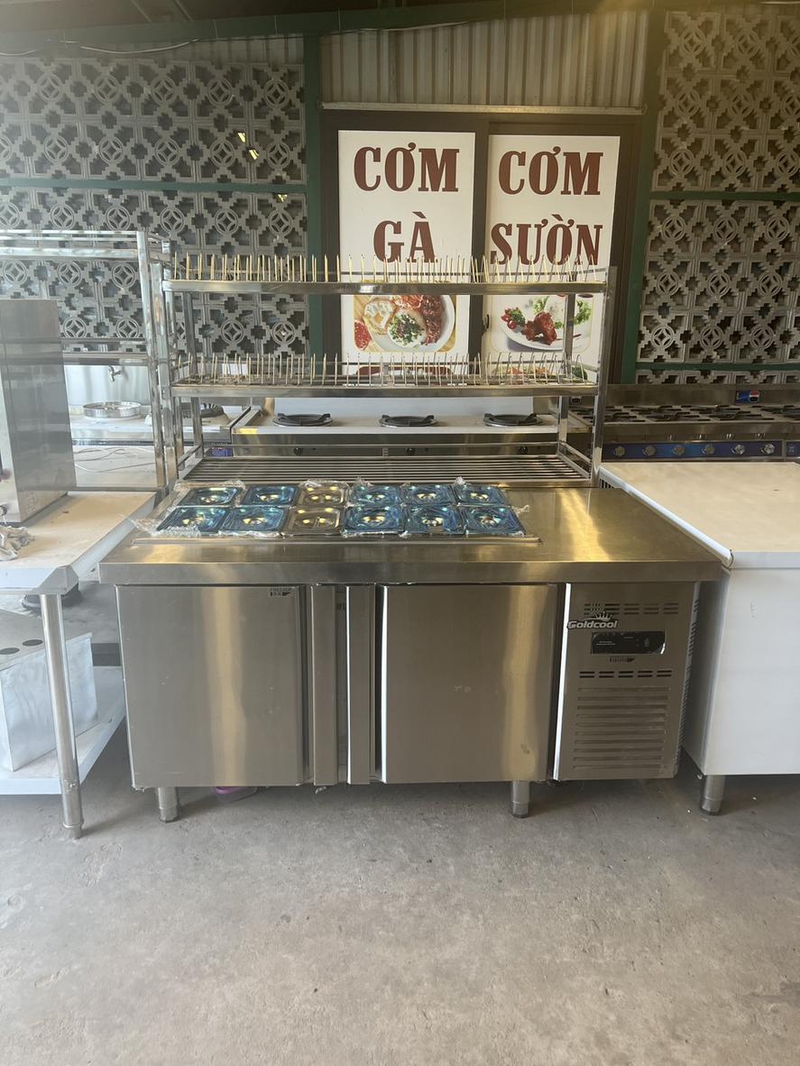 Sơ đồ layout bếp 3D minh họa vị trí đặt bàn đông lý tưởng để tối ưu luồng di chuyển.