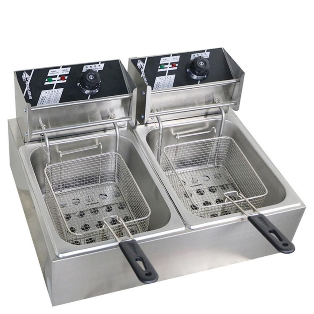 Chuyên gia đang tư vấn cho khách hàng về các mẫu bếp chiên nhúng khác nhau trong showroom.