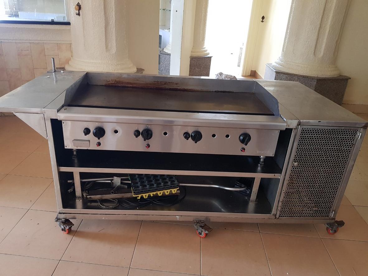 Một chuyên gia đang tư vấn cho bếp trưởng lựa chọn bếp chiên phẳng phù hợp với không gian bếp.