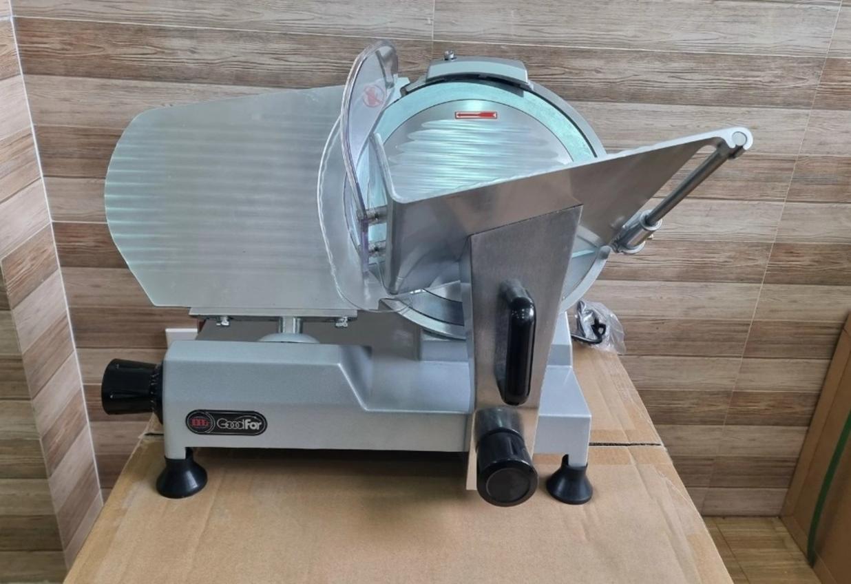 Nhân viên kỹ thuật của Cơ Khí Hải Minh đang tư vấn cho khách hàng tại xưởng.