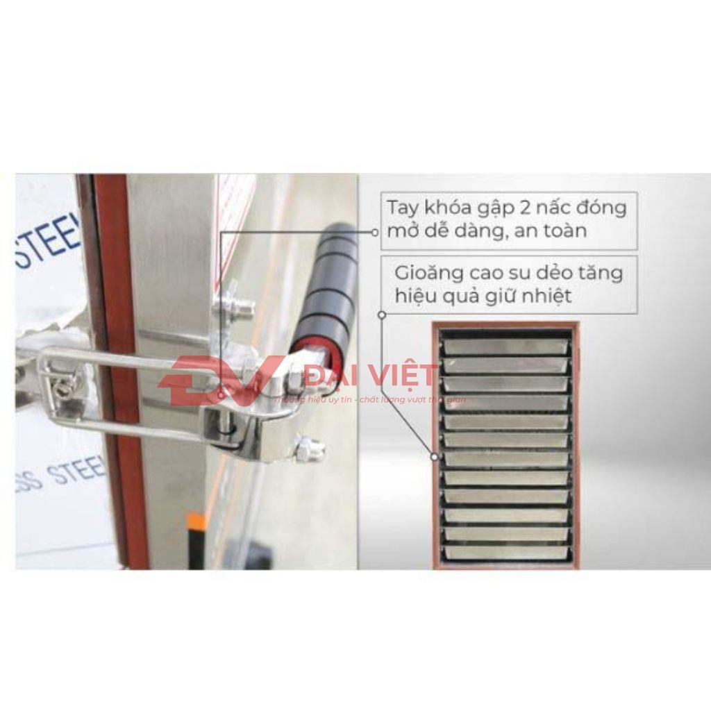 Một chuyên gia đang tư vấn cho chủ nhà hàng về cách chọn tủ hấp phù hợp.