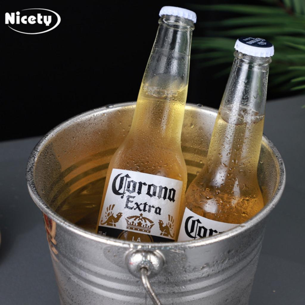 Nhân viên tư vấn giúp khách hàng lựa chọn xô đá inox phù hợp.