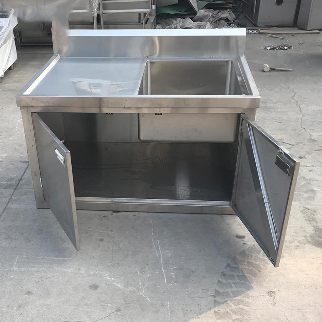 Kỹ sư tư vấn lựa chọn cấu hình tủ inox phù hợp cho khu bếp nhà hàng.