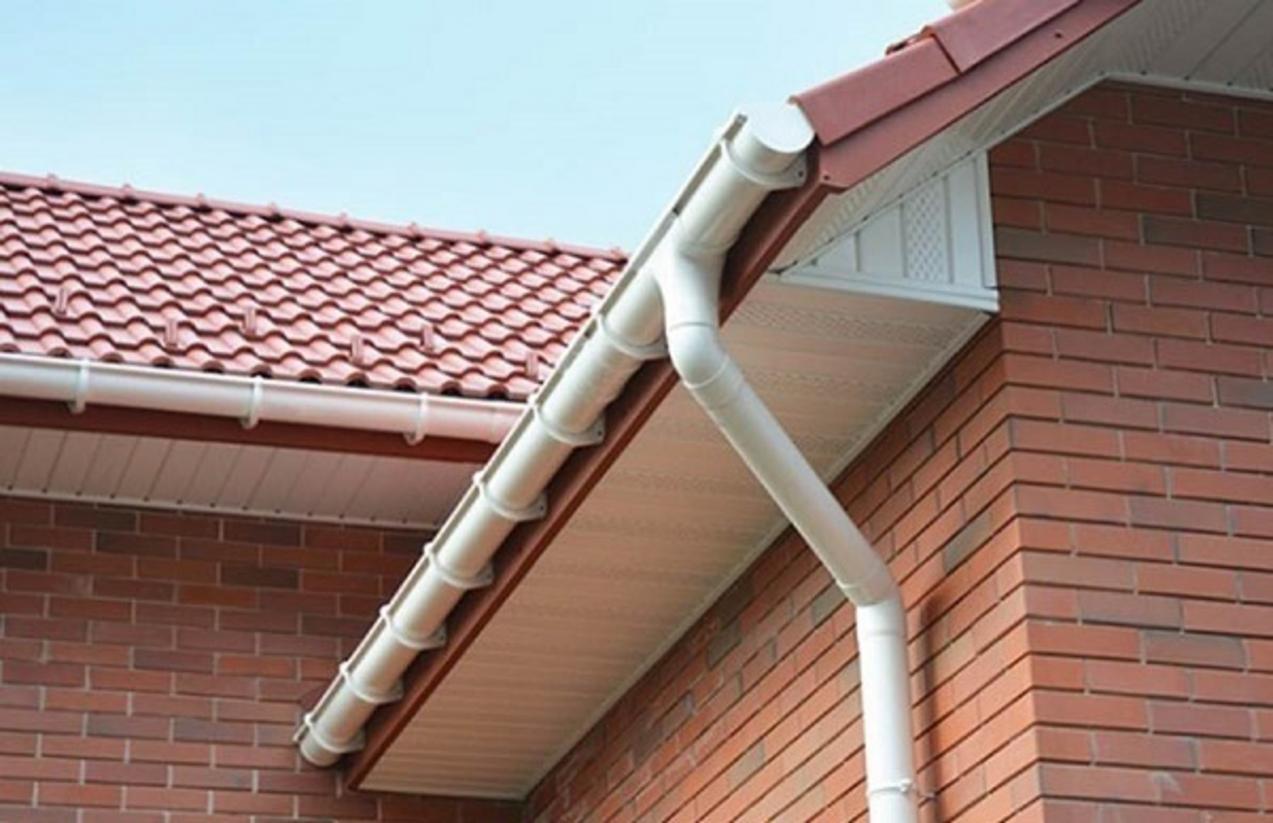 Bảng so sánh trực quan các loại vật liệu máng xối phù hợp với từng môi trường ứng dụng khác nhau.