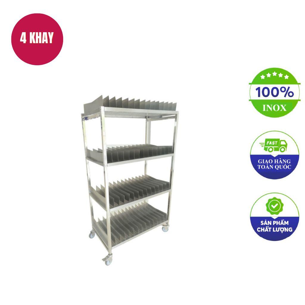 Chuyên gia đang tư vấn cho khách hàng lựa chọn xe đẩy khay inox phù hợp với nhu cầu.