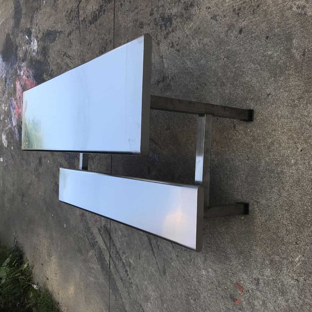 Chuyên gia đang tư vấn cho quản lý nhà máy trên bản vẽ mặt bằng canteen, minh họa việc lựa chọn theo quy mô.