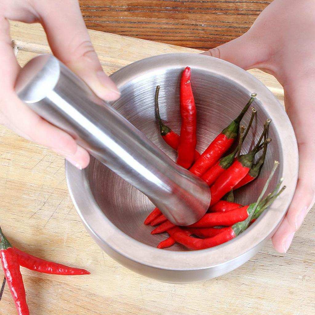 Chuyên gia tư vấn giúp khách hàng lựa chọn chày cối inox phù hợp với quy mô bếp.