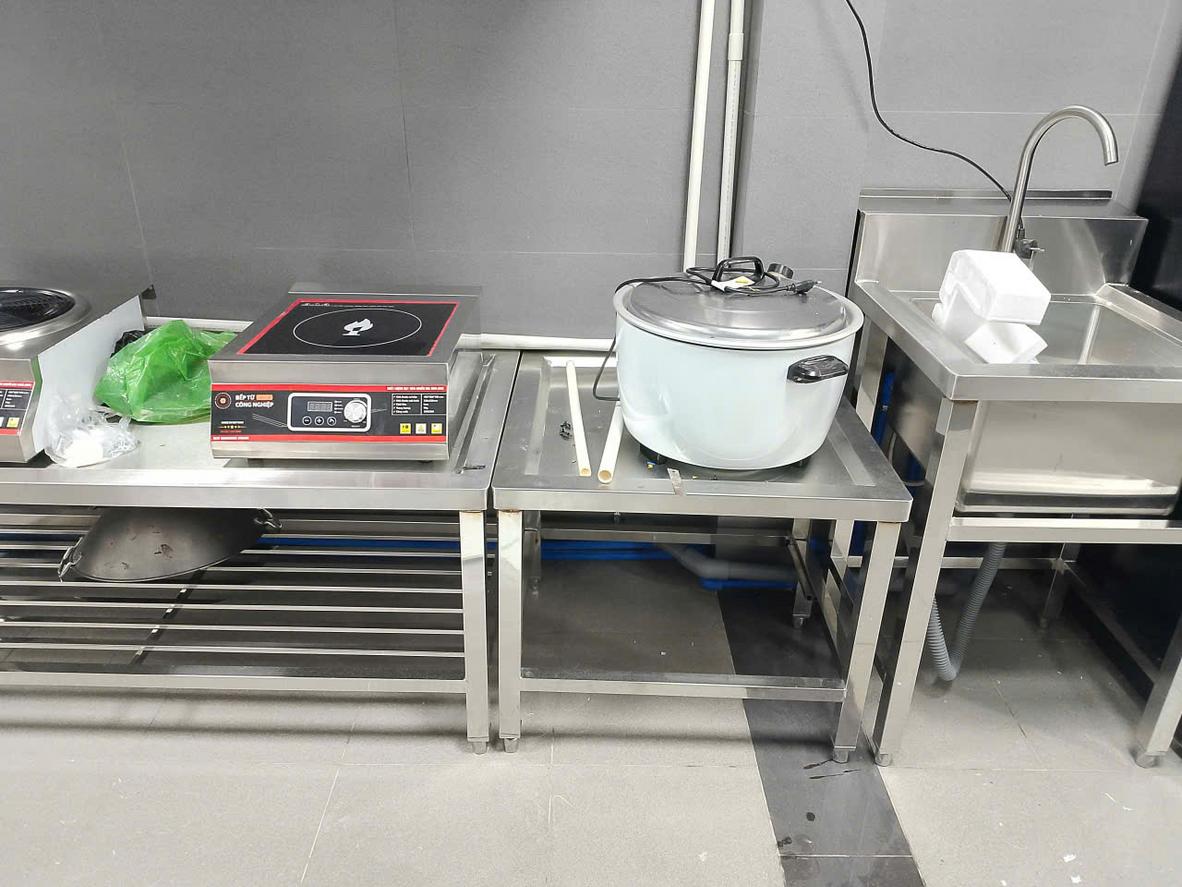 Kỹ sư đang tư vấn giải pháp bàn bếp inox