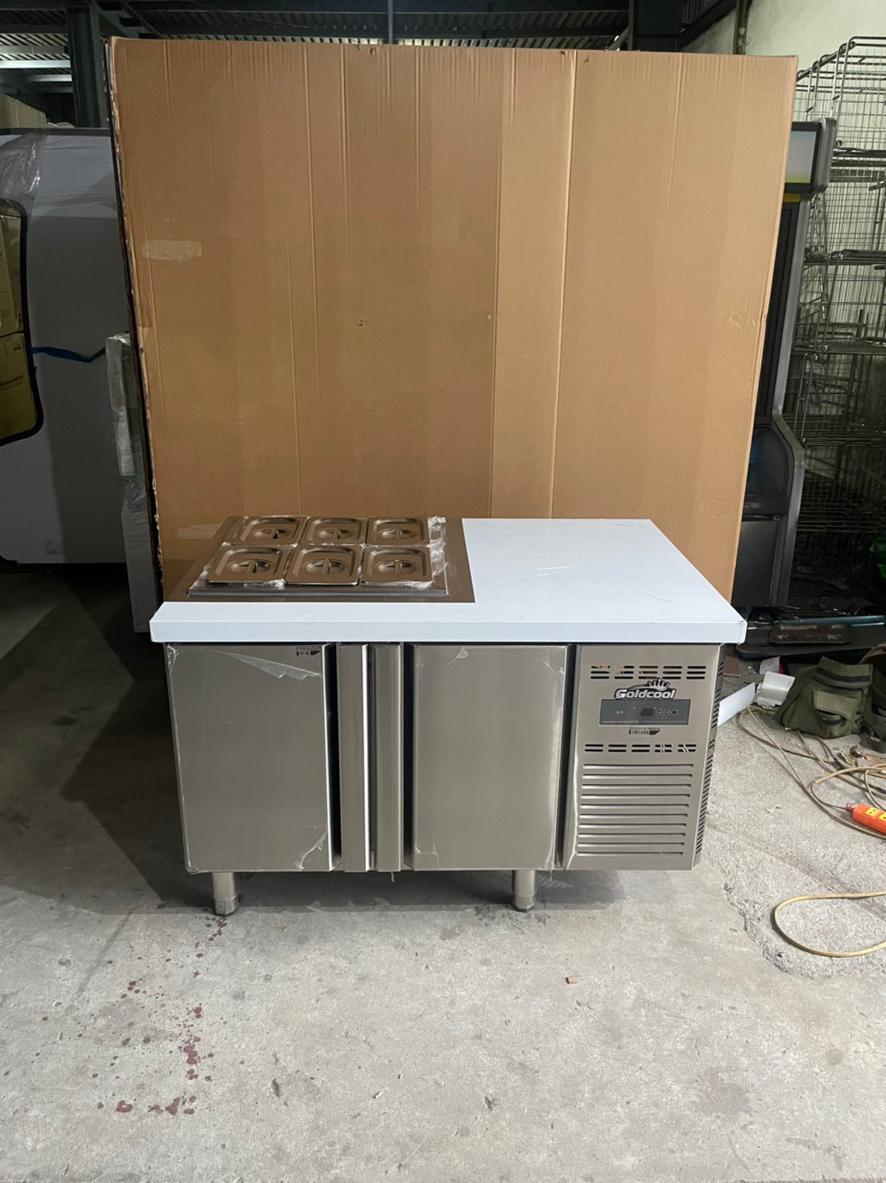 Bộ sưu tập hình ảnh bàn đông được lắp đặt và sử dụng trong bếp nhà hàng, quầy bar, và bếp công nghiệp lớn.