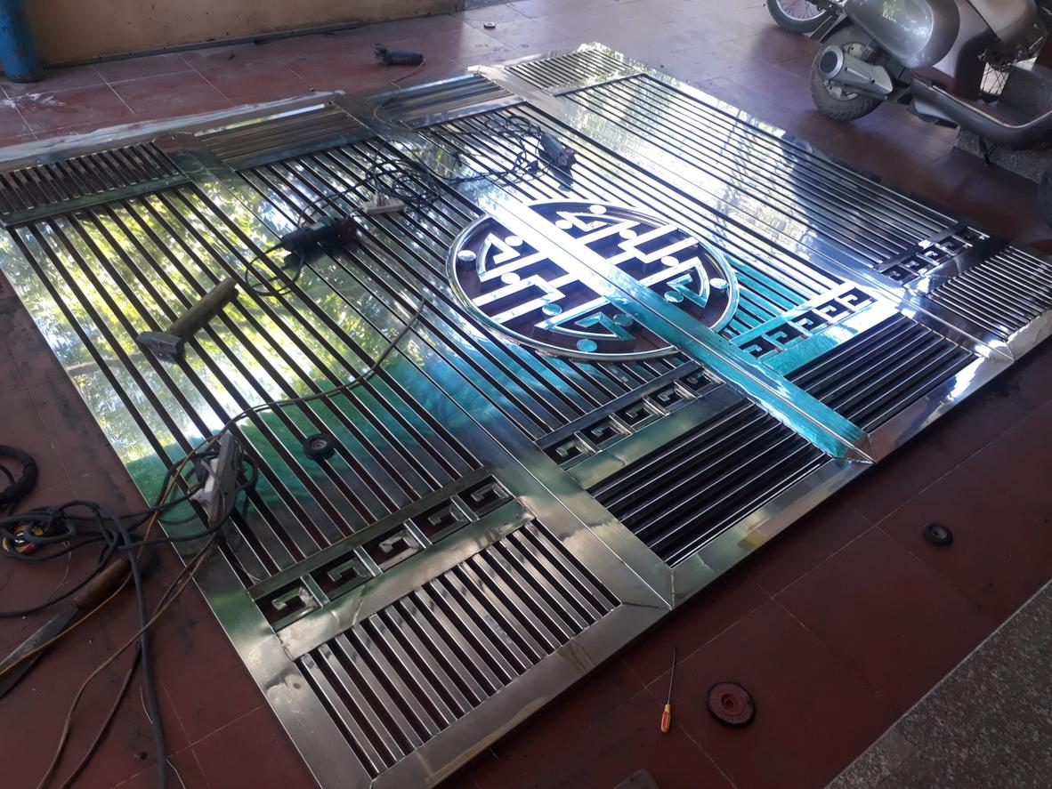 Các cấu hình cửa inox: khung kính, cửa xếp, cửa hai cánh cho nhà hàng/nhà máy.