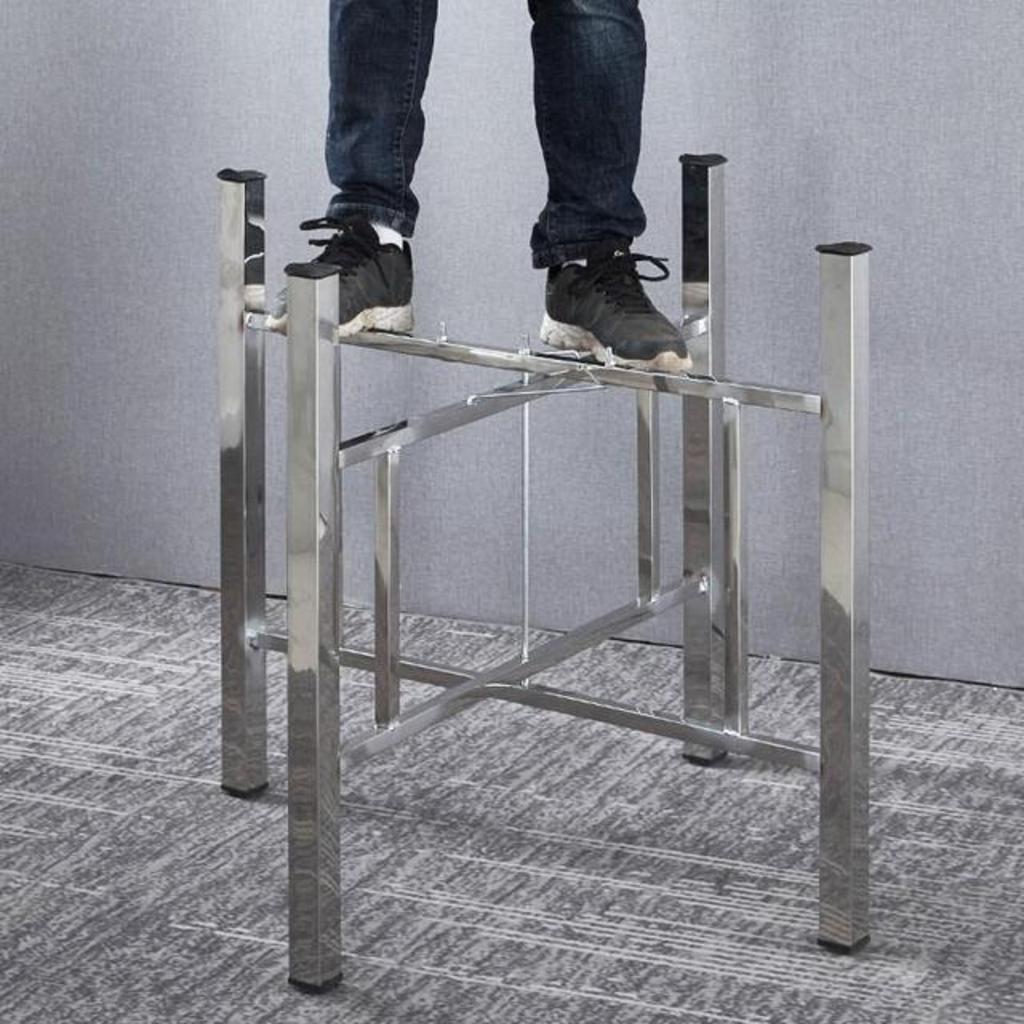 Collage hình ảnh các mẫu bàn sử dụng chân inox trong nhà hàng, văn phòng, quán cafe ngoài trời và phòng ăn gia đình.