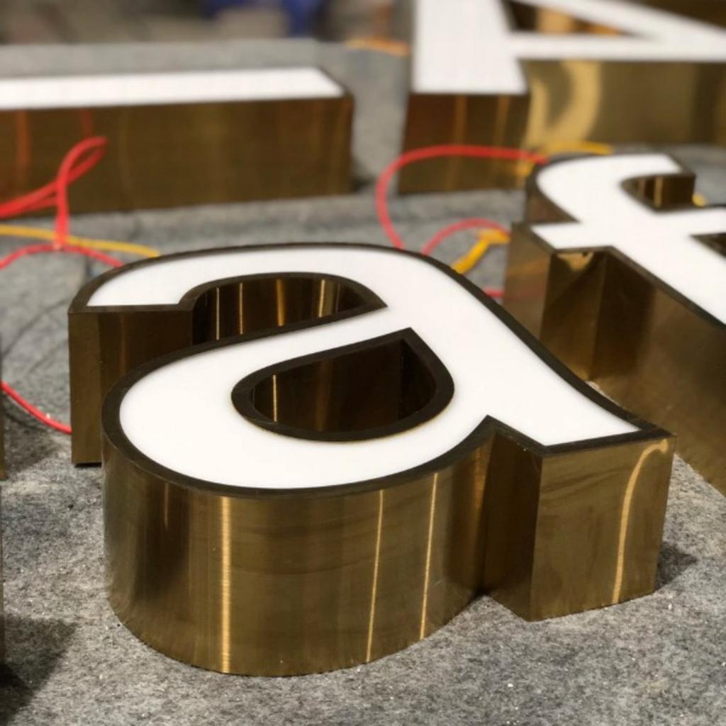 Cấu hình chữ inox theo từng ngành với minh họa thực tế.