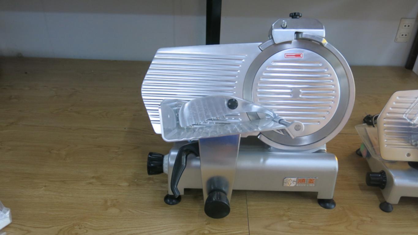 Hình ảnh các sản phẩm cuối cùng như giò chả, xúc xích, thịt lẩu được tạo ra từ máy móc chuyên dụng.