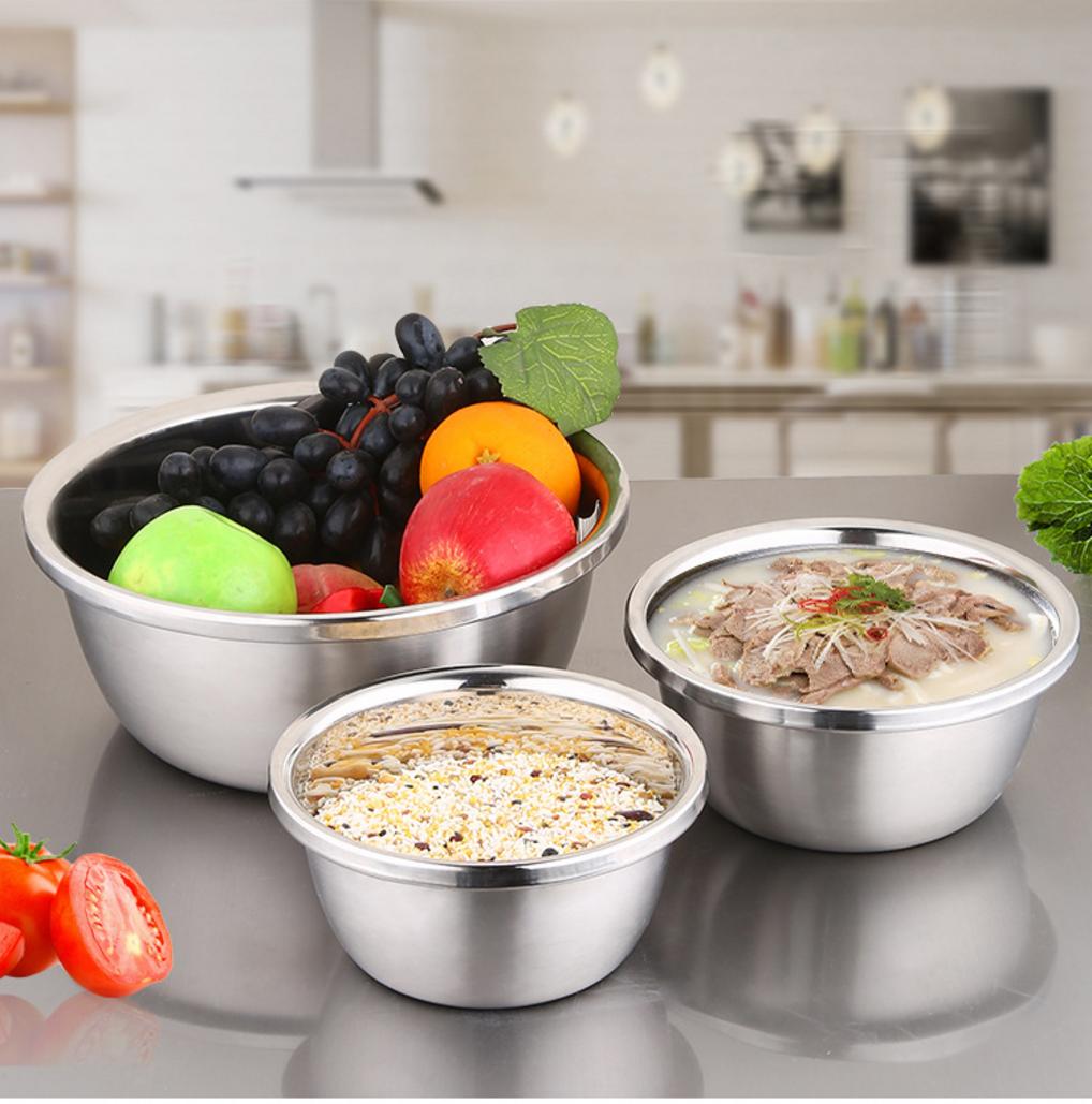 Ảnh ghép minh họa các loại thau/khay inox đang được sử dụng trong bếp nhà hàng, phòng mổ, căng tin và nhà máy.