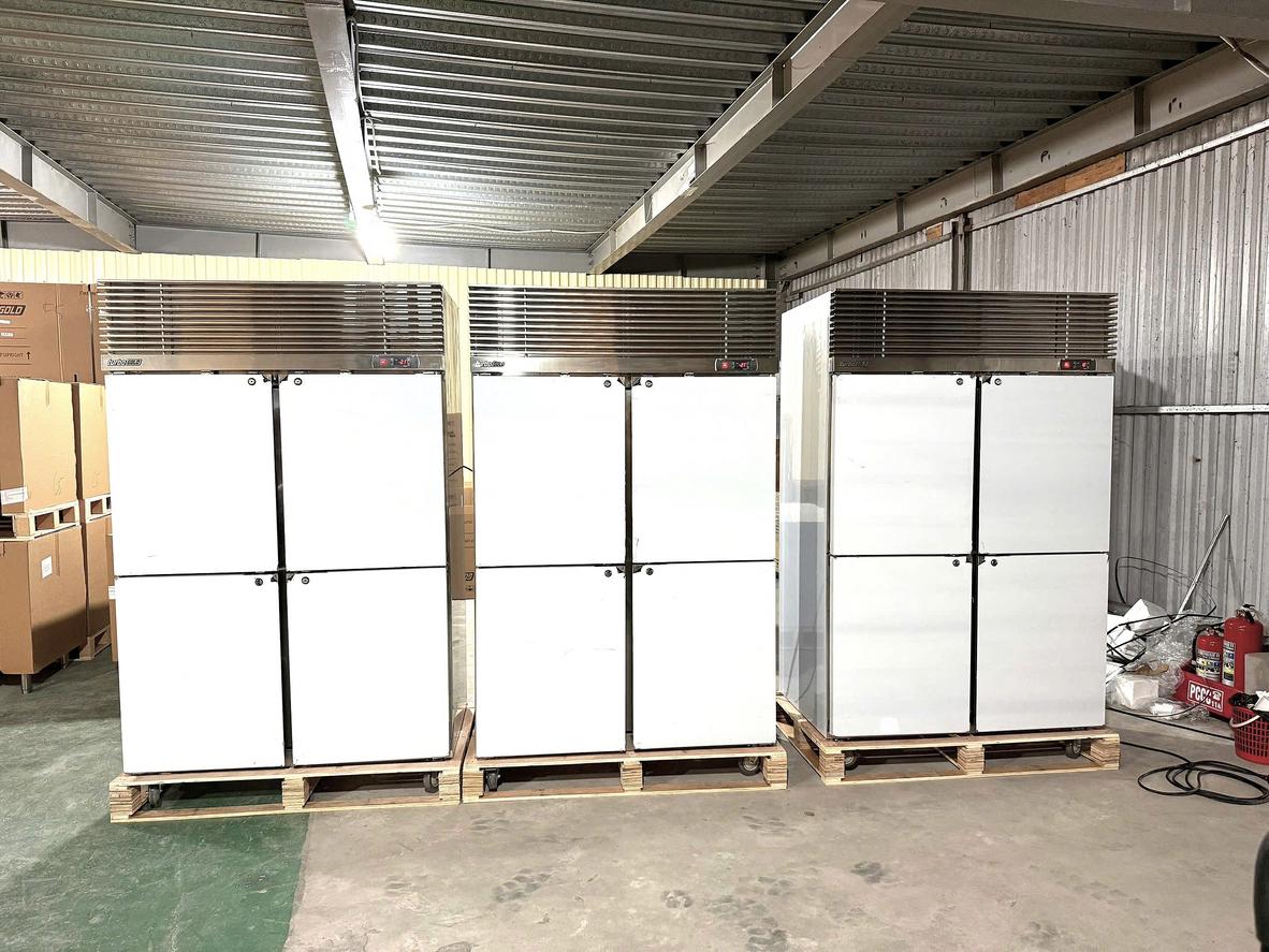 Tủ đông công nghiệp trưng bày sản phẩm trong một siêu thị hiện đại.