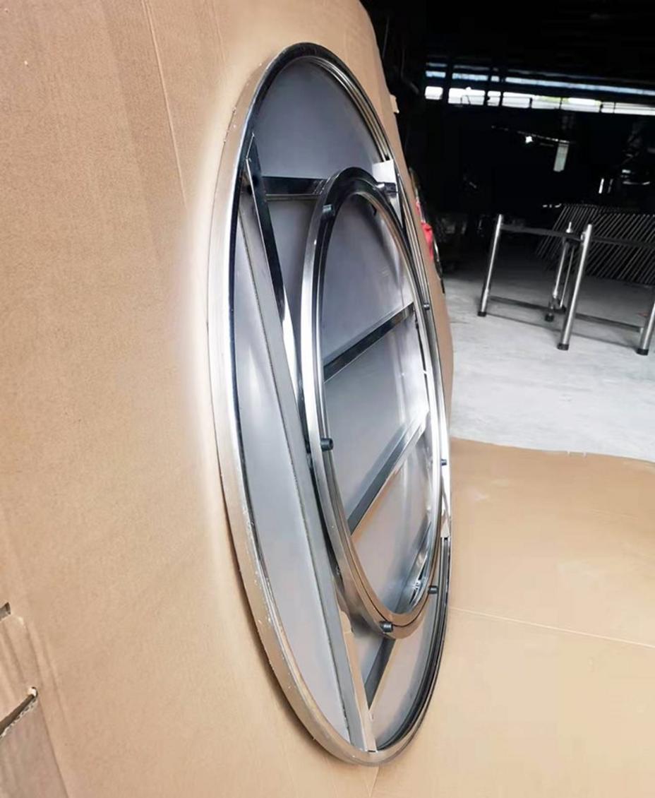 Một dãy bàn thao tác bằng inox trong nhà máy chế biến thực phẩm đạt chuẩn.