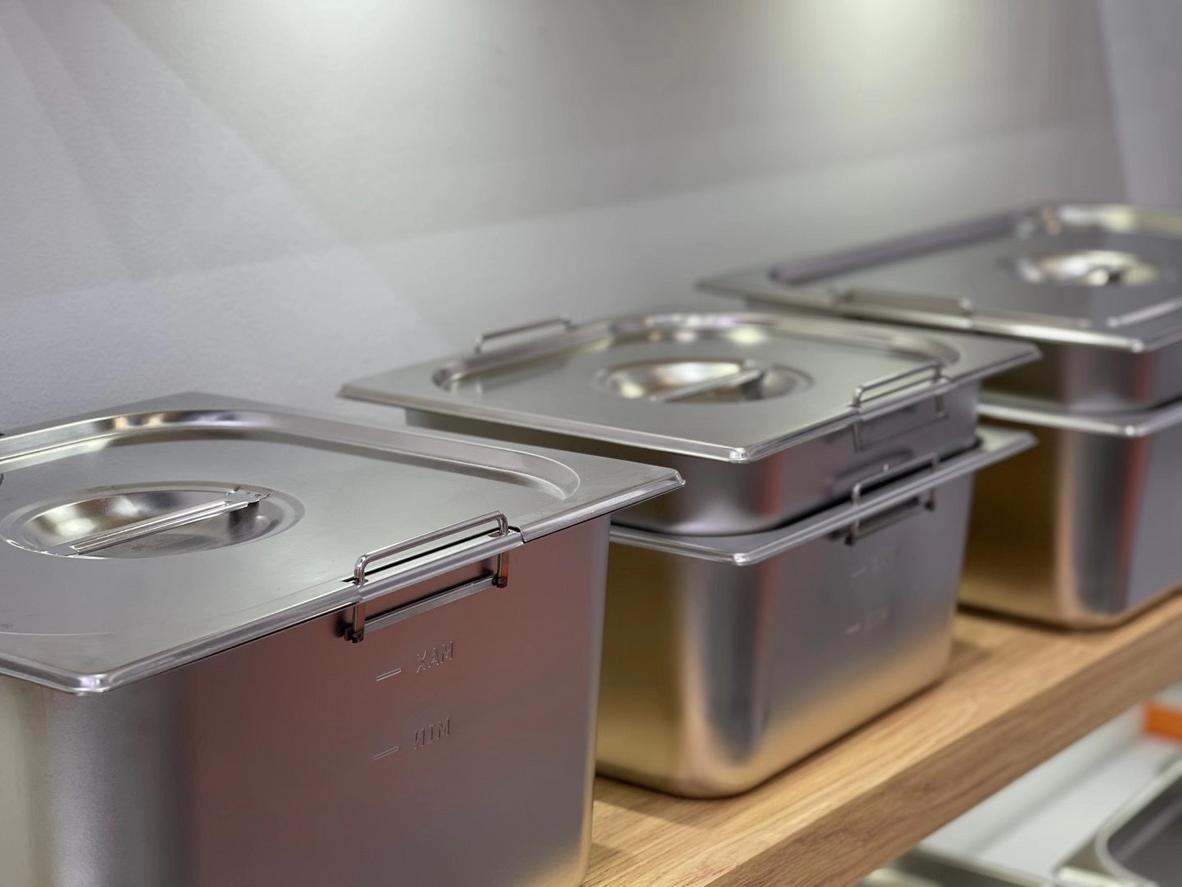 Ứng dụng khay inox đa ngành và các xu hướng thiết kế hiện đại.