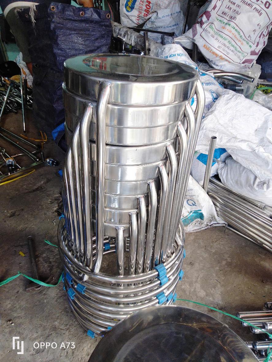 Hình ảnh thực tế ghế inox được sử dụng trong nhà hàng, bệnh viện và sự kiện.