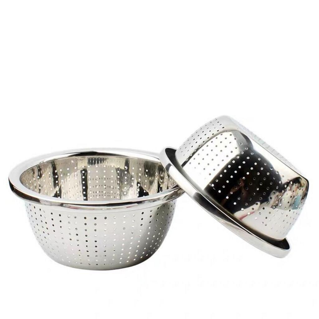 Rổ lưới inox chuyên dụng đang được sử dụng để rửa các chi tiết cơ khí chính xác bằng sóng siêu âm.