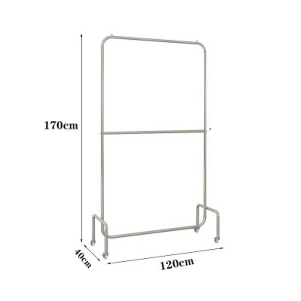 Thang inox di động có bánh xe đang được sử dụng trong một kho hàng hiện đại.