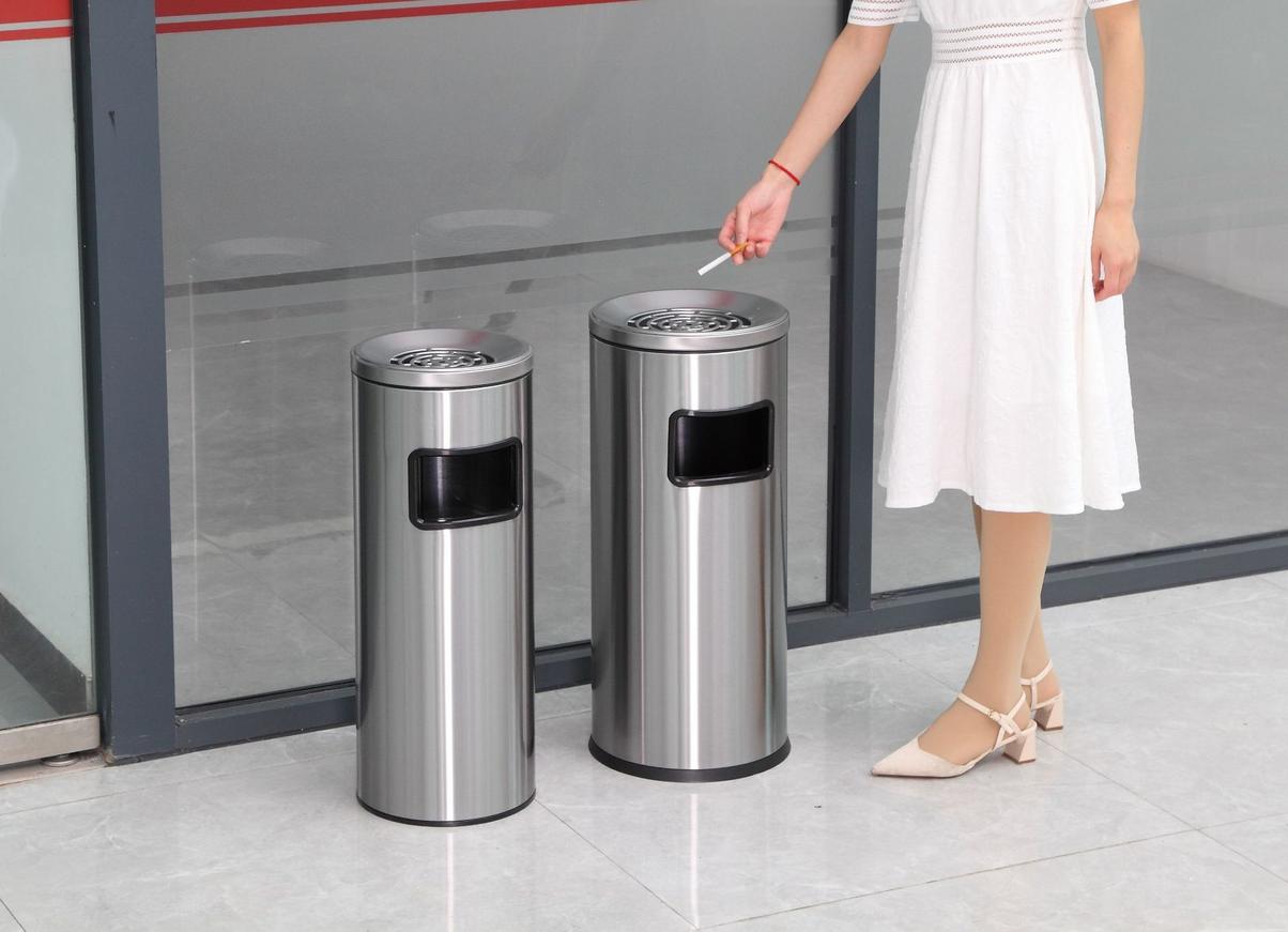 Thùng rác inox sang trọng được bố trí tại sảnh khách sạn 5 sao.