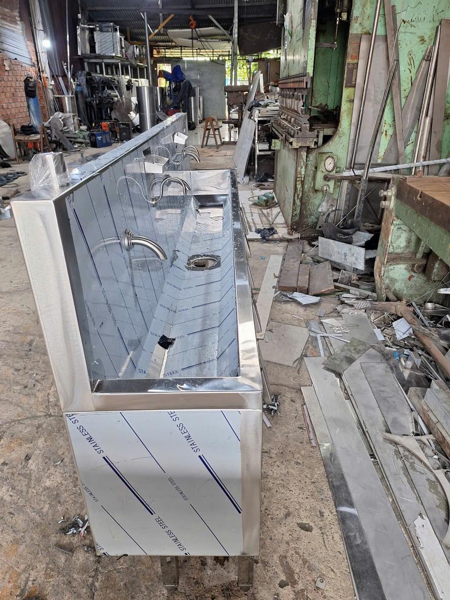 Bếp Á xào quạt thổi cho sản lượng cao giờ cao điểm.