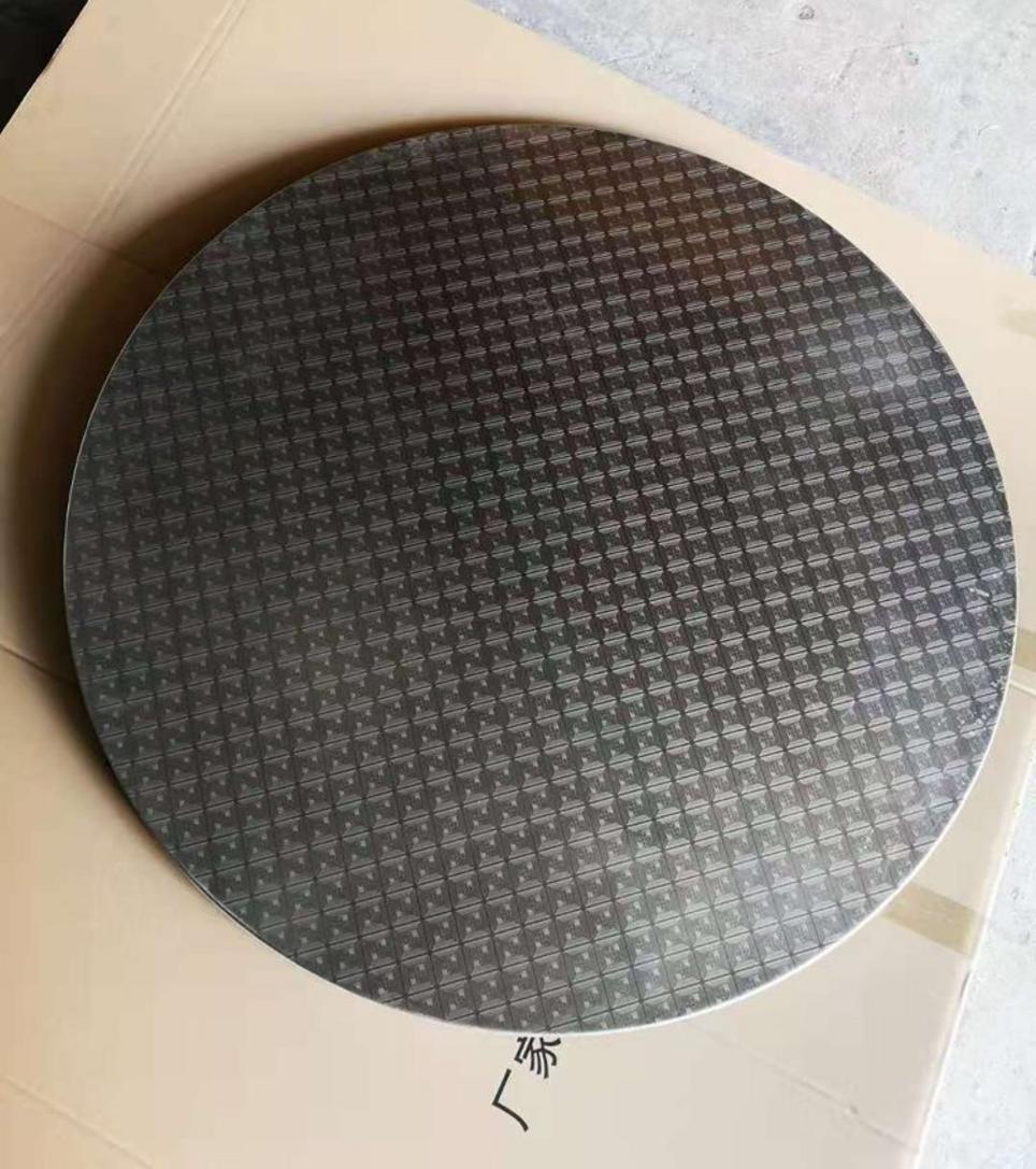 Đầu bếp đang chế biến thực phẩm trên mặt bàn inox, thể hiện sự sạch sẽ và chuyên nghiệp.