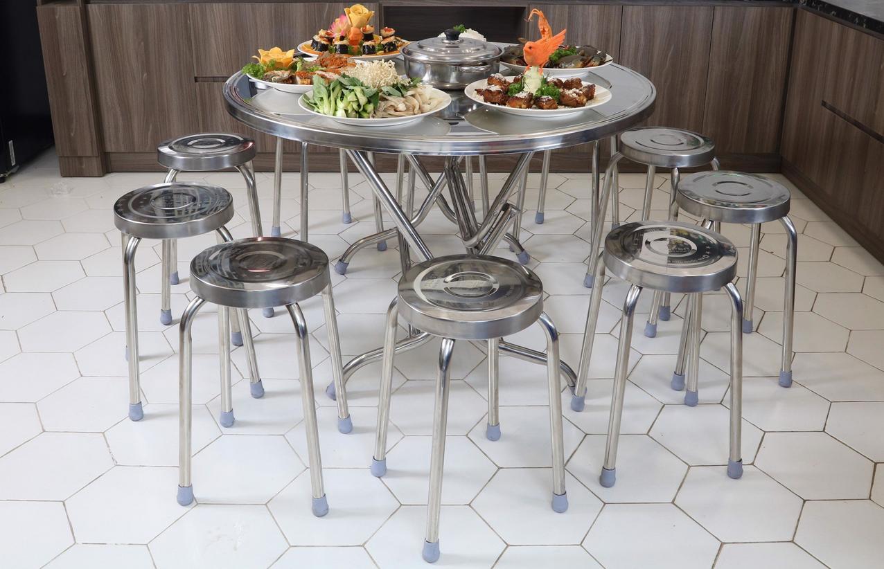 Bề mặt sáng bóng, dễ lau chùi là một trong những ưu điểm lớn nhất của bàn ghế inox.