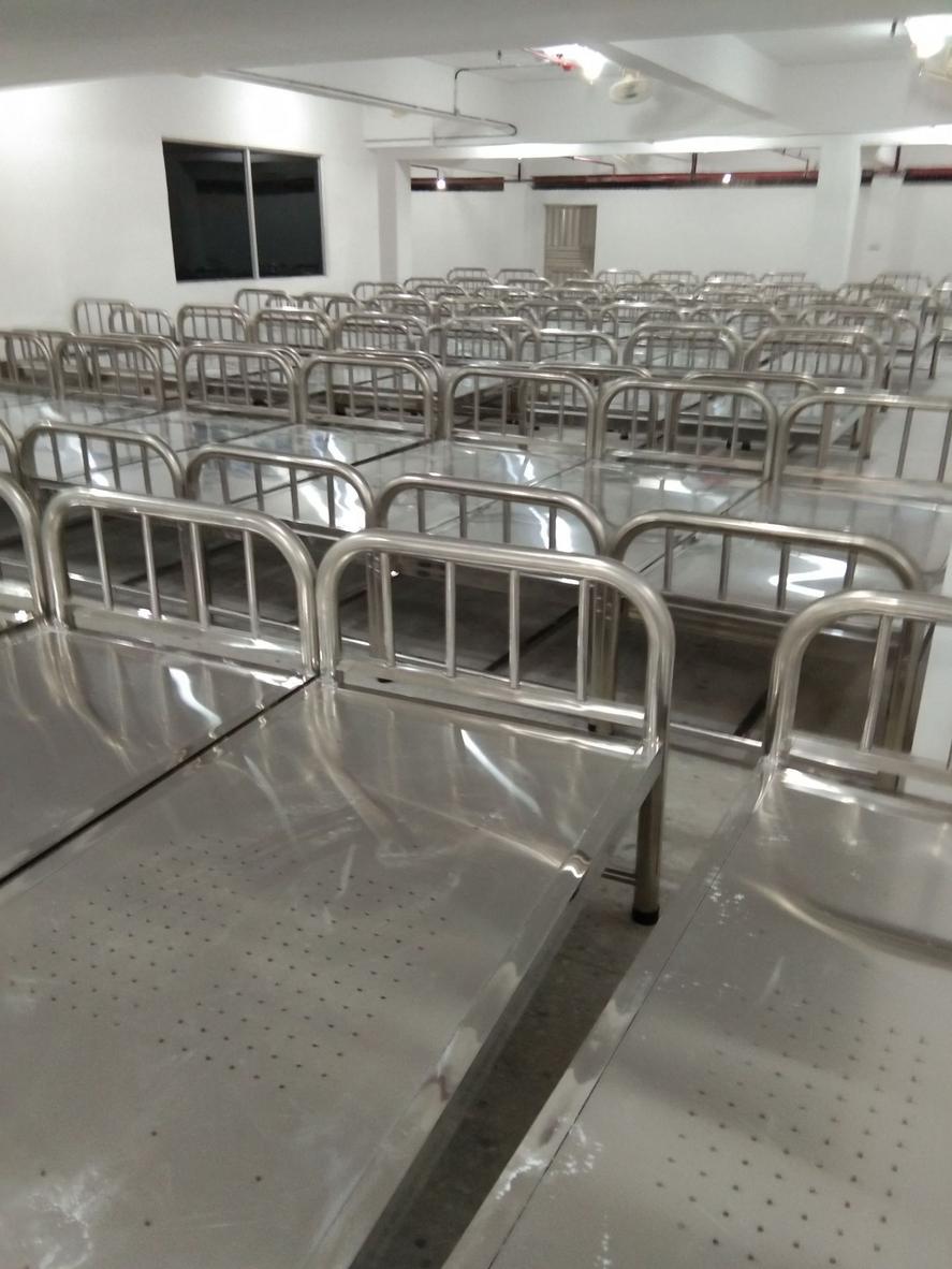 Bề mặt inox 304 sáng bóng, dễ dàng khử khuẩn, là lựa chọn hàng đầu cho thiết bị y tế.