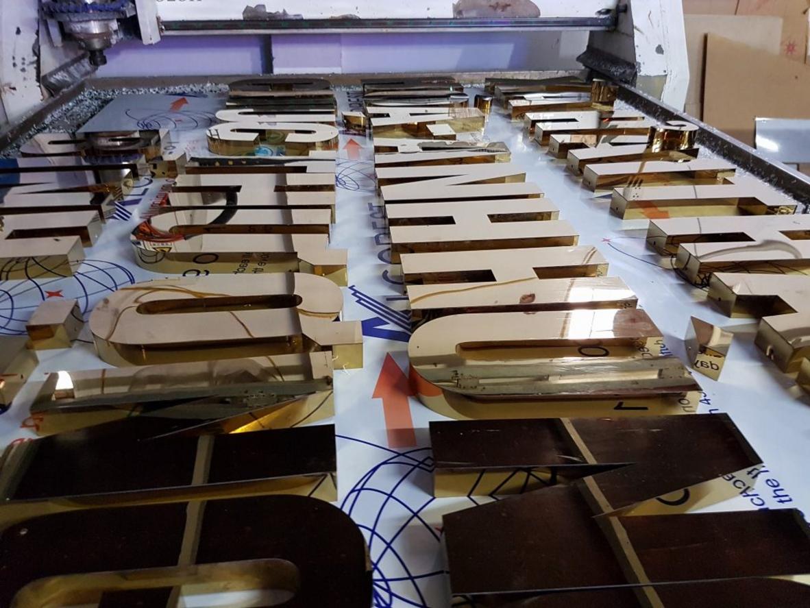 Những lỗi thường gặp: bong keo, phai màu, đứt LED do vật liệu/thi công kém chuẩn.