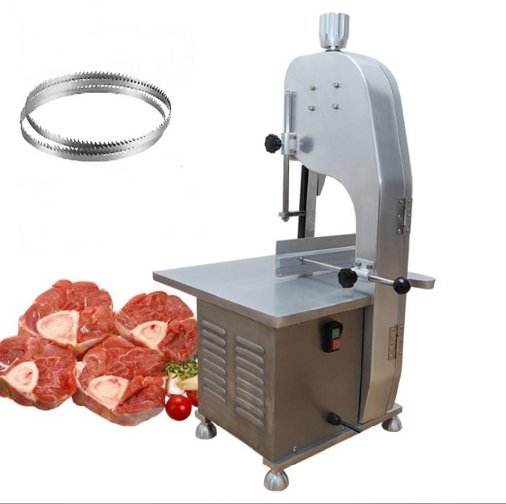 Nhân viên được trang bị bảo hộ và sử dụng cần đẩy khi vận hành máy cưa xương.