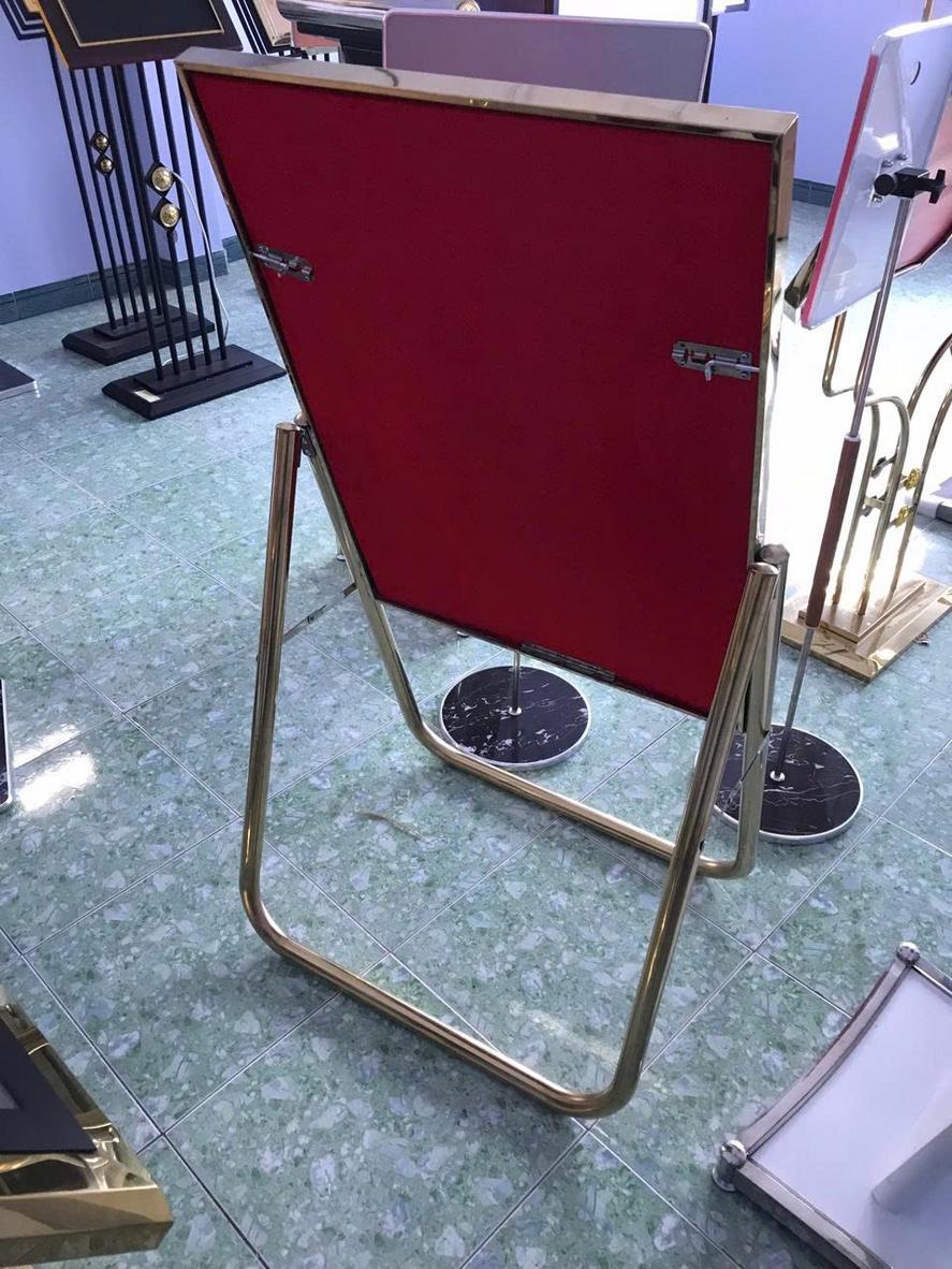 Cận cảnh so sánh các mẫu vật liệu làm bảng menu: inox 304 xước, inox mạ vàng PVD, mica trong và gỗ sồi khắc laser.