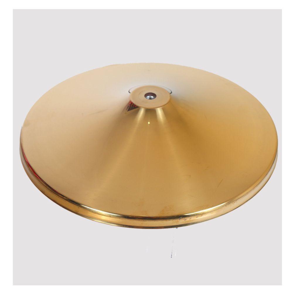 Dùng khăn mềm ẩm để lau bụi và giữ độ sáng bóng cho cột cờ inox.