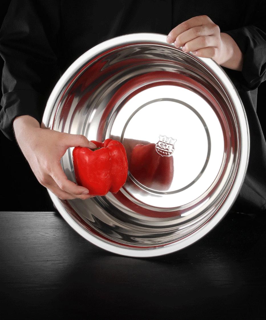 Nhân viên bếp đang thực hiện quy trình vệ sinh thau inox đúng cách để đảm bảo độ sáng bóng và an toàn.