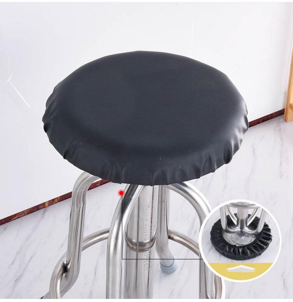 Vệ sinh ghế xoay inox đúng cách bằng khăn mềm để giữ bề mặt luôn sáng bóng như mới.