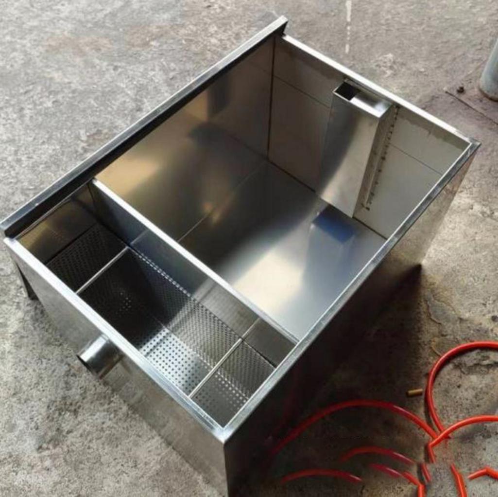 Nhân viên kỹ thuật đang thực hiện công tác vệ sinh, bảo trì bể tách mỡ công nghiệp.