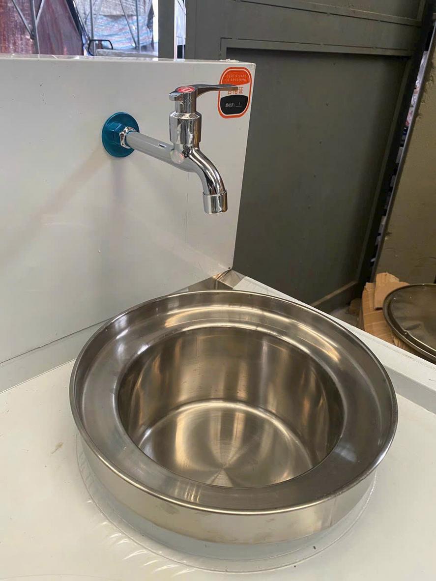 Nhân viên đang thực hiện công việc vệ sinh bếp Á công nghiệp theo checklist hàng ngày.