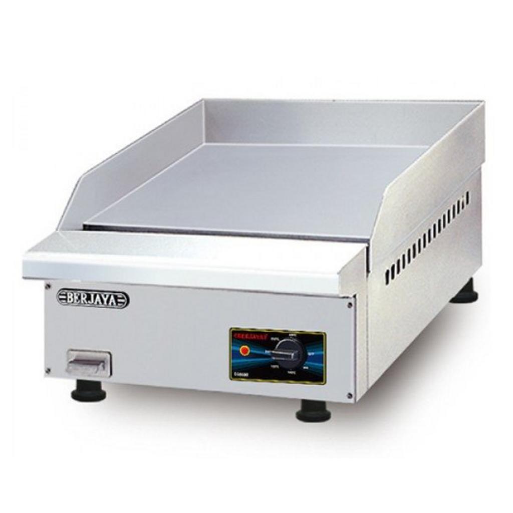 Nhân viên bếp đang thực hiện các bước vệ sinh mặt bếp chiên phẳng sau một ngày làm việc.