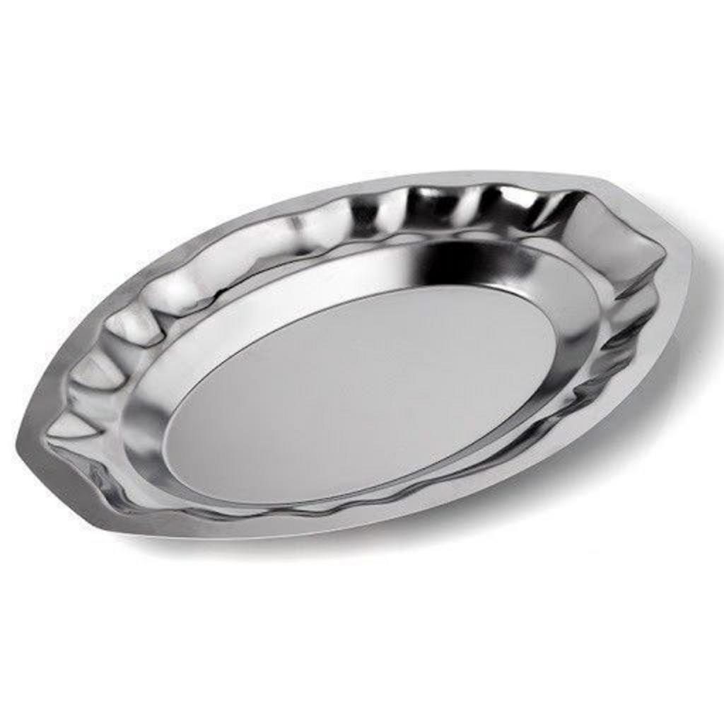 Một chiếc khăn mềm đang lau khô đĩa hấp inox để chuẩn bị cất giữ.