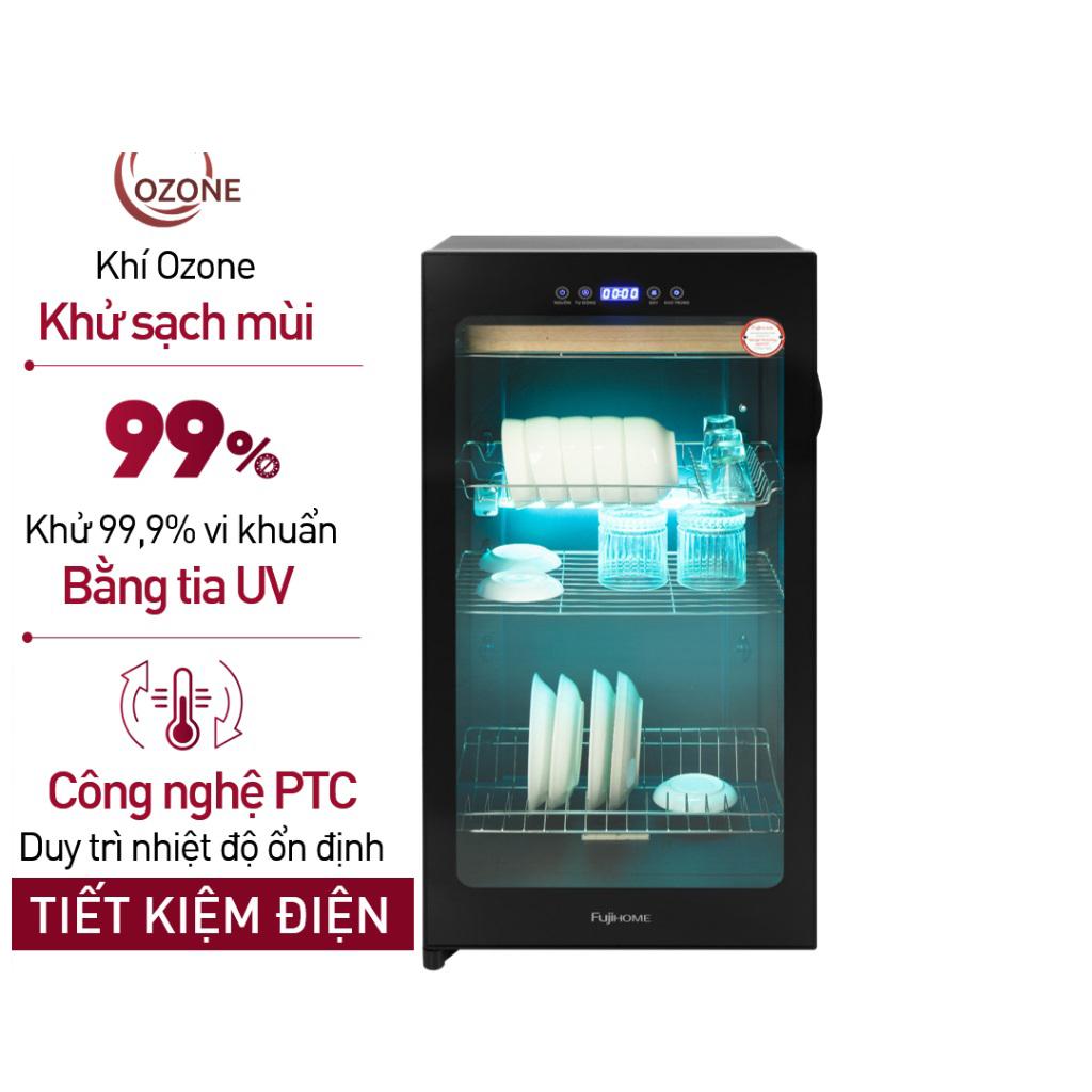 Nhân viên đang vệ sinh bên trong tủ sấy và kiểm tra hệ thống bóng sấy.