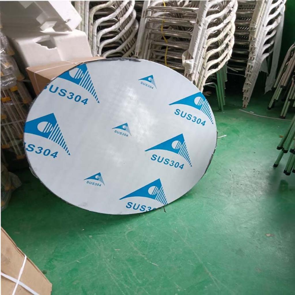 Nhân viên đang thực hiện quy trình vệ sinh chuẩn cho mặt bàn inox.